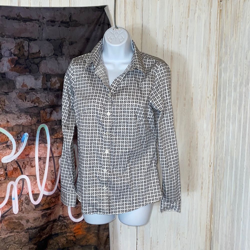 Banana Republic. NWOT. Black and white button up. Women’s .Fitted. Size.